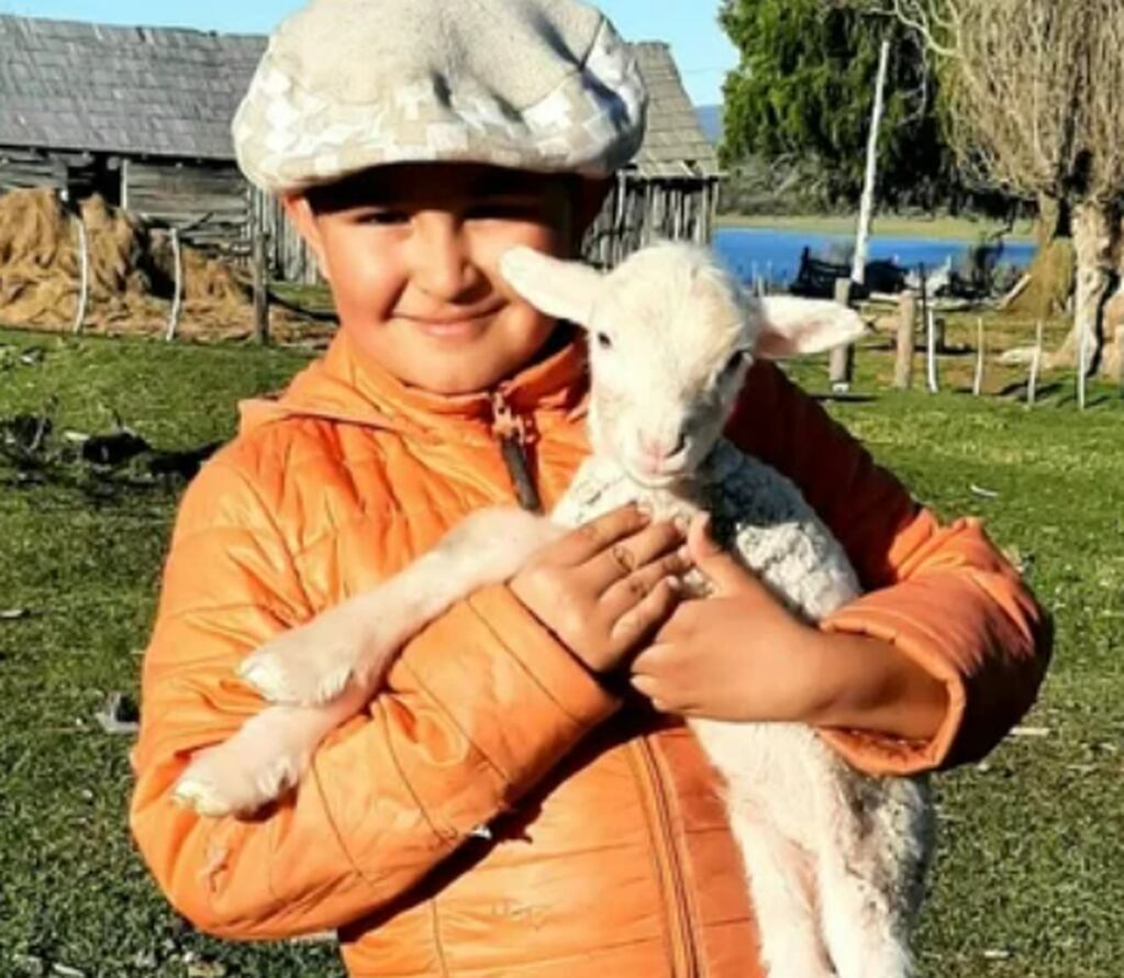 Benjamín, el pequeño héroe de Chubut que rescató unos corderos abandonados.