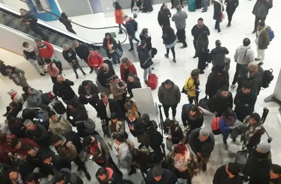 Vuelos demorados y enojos por cancelaciones en el aeropuerto de Neuquén. Fotografía Mauro Pérez.