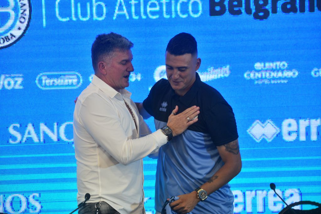 Matías Suárez y Luis Fabián Artime en la conferencia de prensa de presentación del jugador como refuerzo para la temporada 2024. (Pedro Castillo / La Voz)