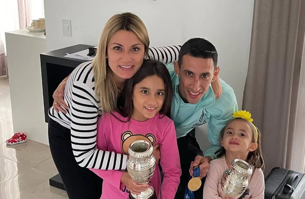 La esposa del jugador de Juventus llevó a sus hijas al estadio.