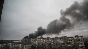 El humo se eleva después del ataque a una zona residencial de Mariúpol, Ucrania.(AP / Evgeniy Maloletka)
