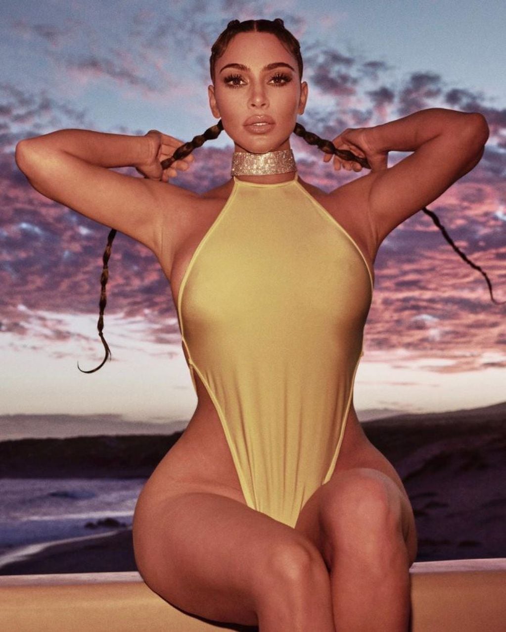 Kim Kardashian lució una malla enteriza que resalta sus curvas con el atardecer de fondo.