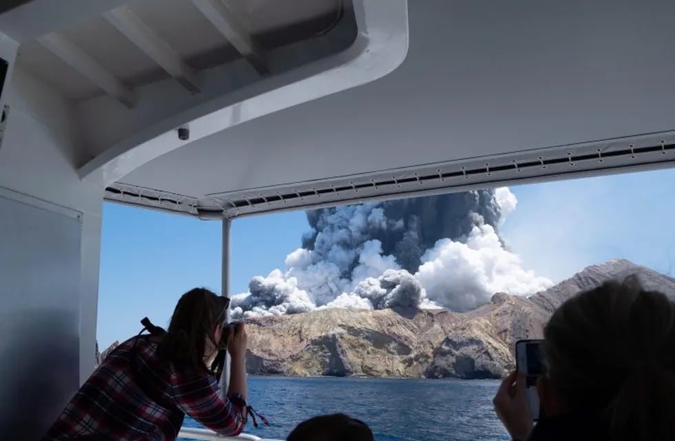 Volcán en Nueva Zelanda: la foto que muestra a turistas en el borde del cráter antes de la erupción. (EFE)