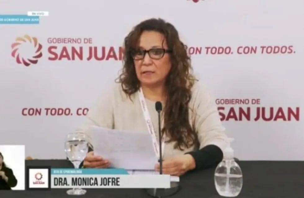 La jefa de Epidemiología, Mónica Jofré, dio una conferencia de prensa para hablar sobre el estado del paciente.