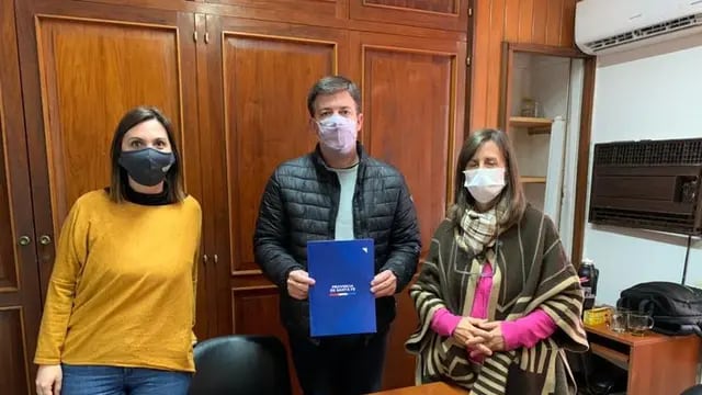 Comuna de Soldini firmó un convenio para  fortalecer el trabajo en los Centros de Día