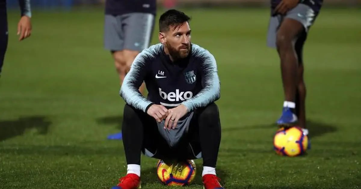 Furor en las redes sociales: cuánto cuesta la remera que lució Lionel Messi  para sumarse a la selección