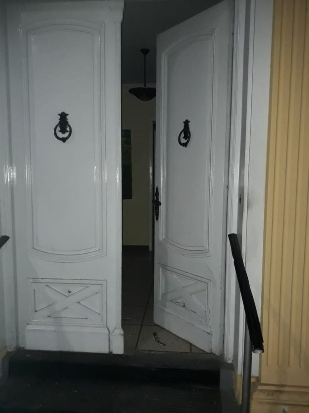 Así quedó la puerta de ingreso a las oficinas de calle Lavalle, en la Ciudad de Mendoza.