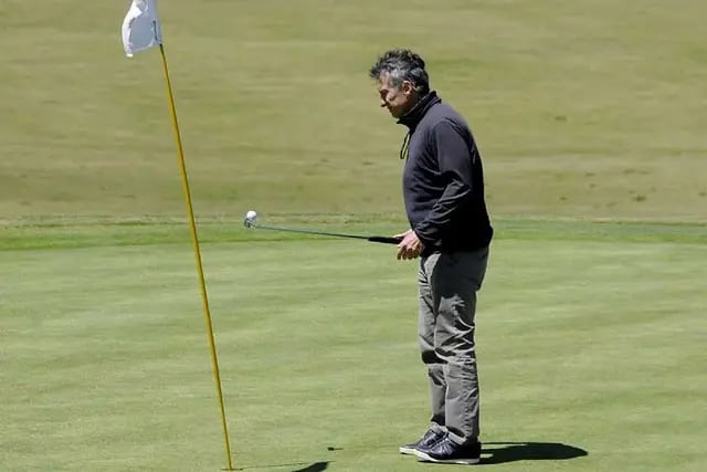 Mauricio Macri juega al golf