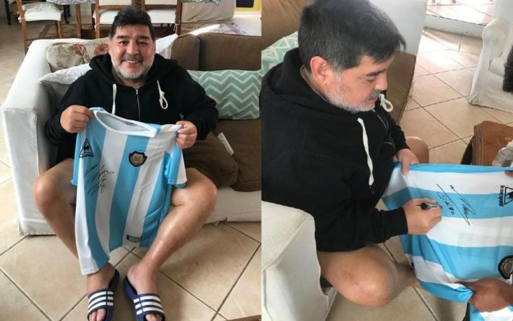 Diego Maradona le tira un centro a Juventud Antoniana en medio de la crisis