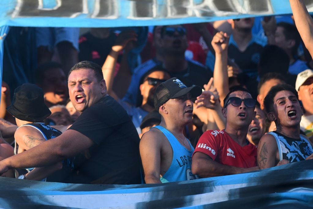 Los hinchas de Belgrano en el partido con San Lorenzo llenaron de celeste las tribunas. Foto Javier Ferreyra