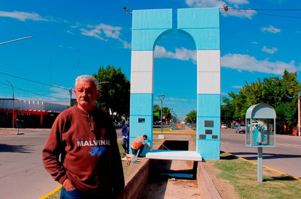Ricardo Chiapa en el monumento a los héroes de Malvinas en General Alvear.