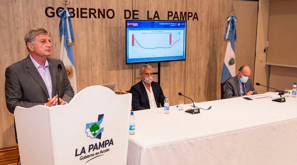 En la conferencia de prensa, el gobernador estuvo acompañado por el vice, Mariano Fernández, y el ministro de Salud, Mario Kohan 