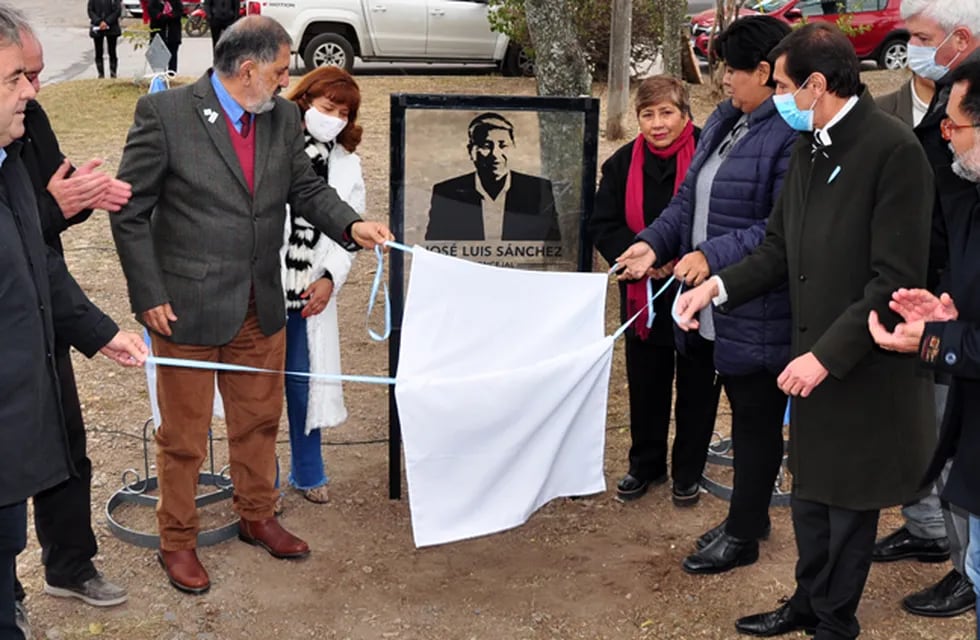 Emotivo momento en que funcionarios provinciales y municipales, junto a familiares, descubren el retrato de José Luis Sánchez, en el espacio verde que ahora lleva su nombre.