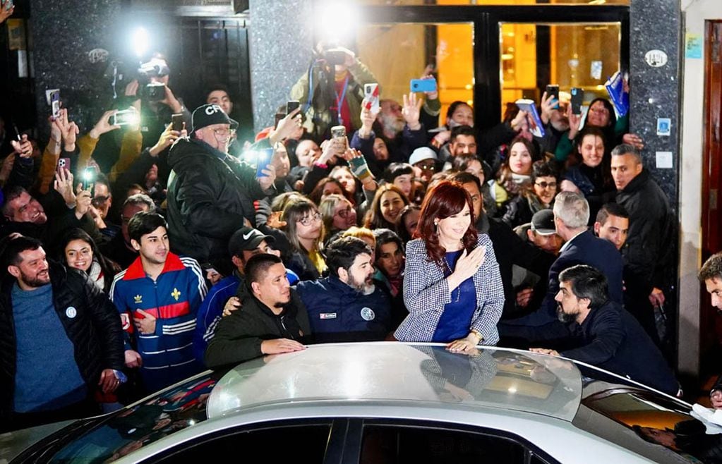 Cristina Kirchner saludando a la multitud que se acercó a mostrarle su apoyo por la causa Vialidad.