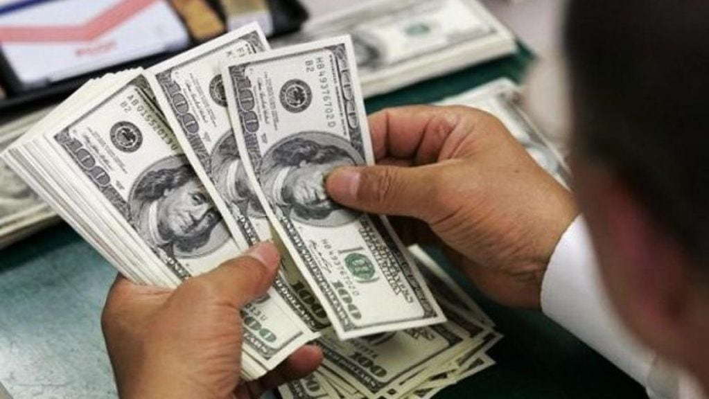 El economista Orlando Ferreres es tajante: “El dólar debería estar 54 pesos”.
