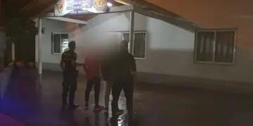 Oberá: dos jóvenes fueron detenidos por forzar la puerta de un vehículo