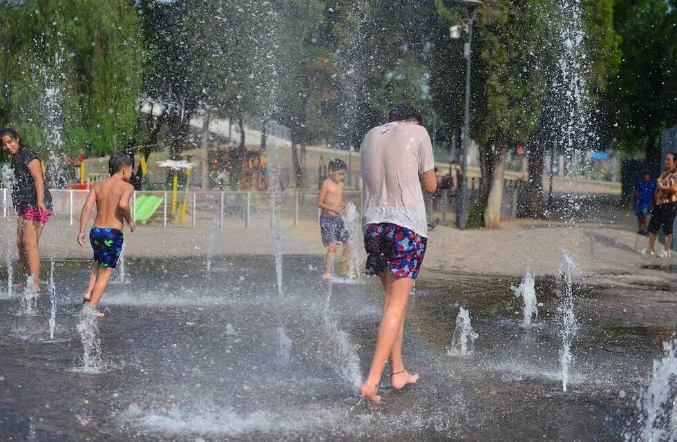 Chicos juegan en la lluvia de agua en el Parque de las Tejas. Semana de mucho calor en Córdoba (José Gabriel Hernández / La Voz)