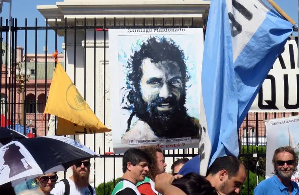 Fotografía de un cartel con la imagen de Santiago Maldonado durante una manifestación de las Madres de Plaza de Mayo (EFE)