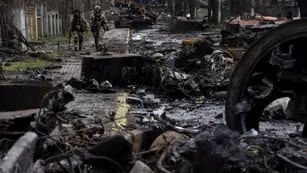 Soldados caminan entre tanques rusos destruidos en Bucha, en las afueras de Kiev, Ucrania, el domingo 3 de abril de 2022.