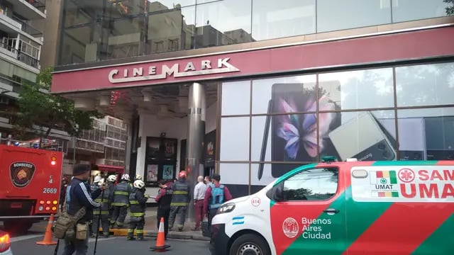 Se derrumbó la entrada de un cine en Palermo