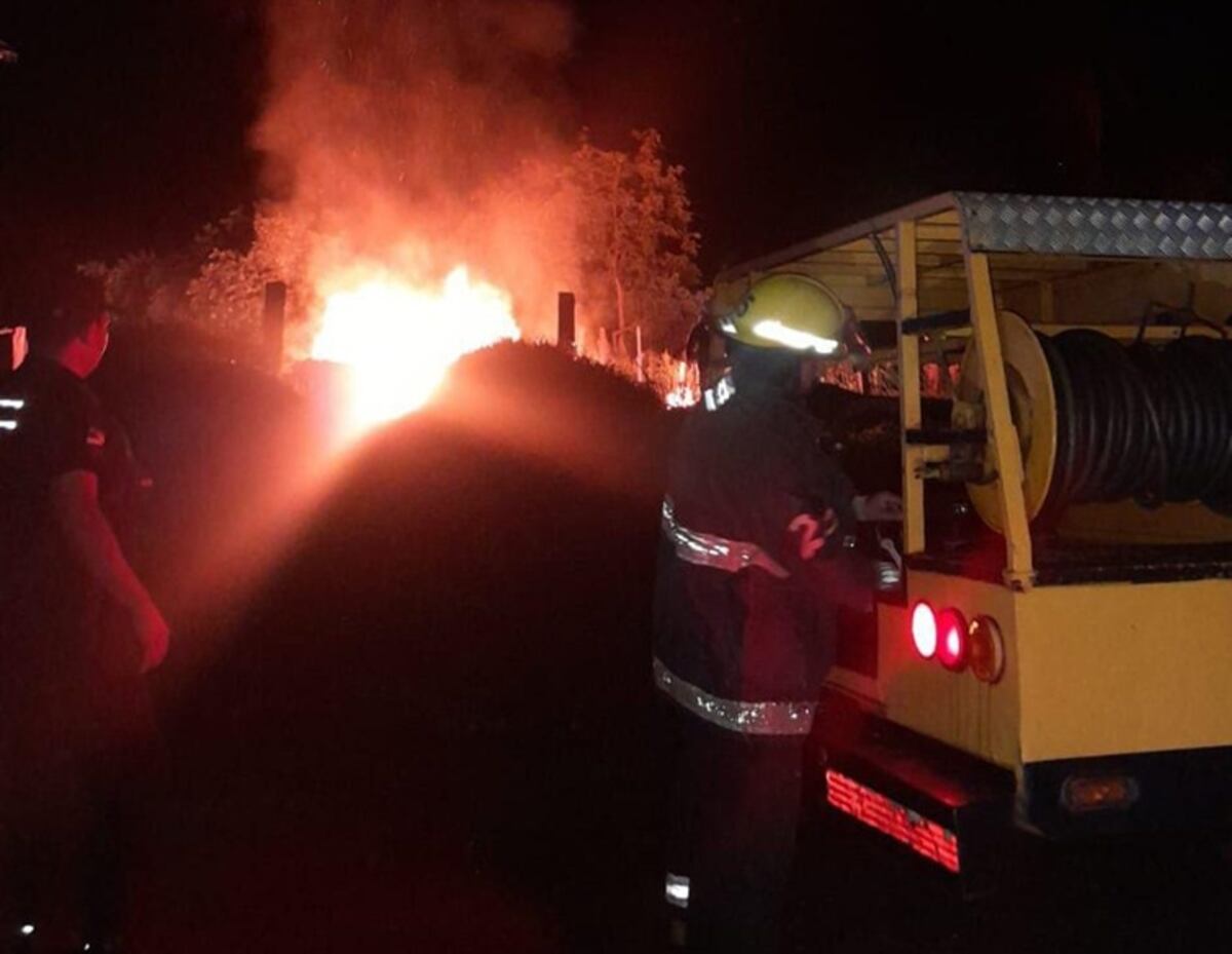 Un incendio destruyó por completo una vivienda en el kilómetro 1 de Eldorado thumbnail