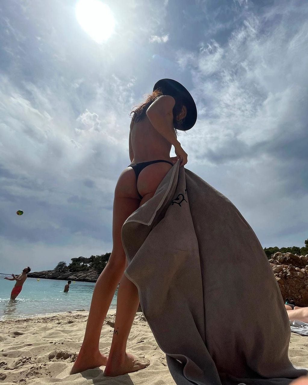 Con solo la parte de abajo de una nanokini, María Pedraza posó casi al natural desde la playa.