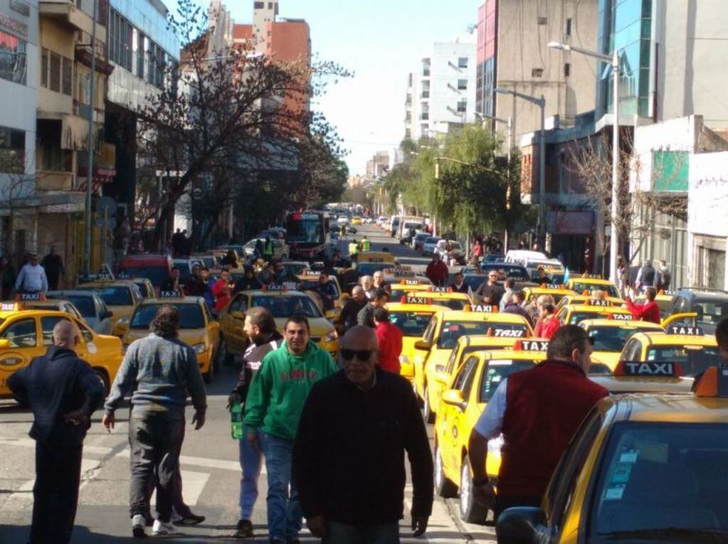 Los taxistas se movilizaron por el centro de la ciudad ante el proyecto de los remises periféricos.