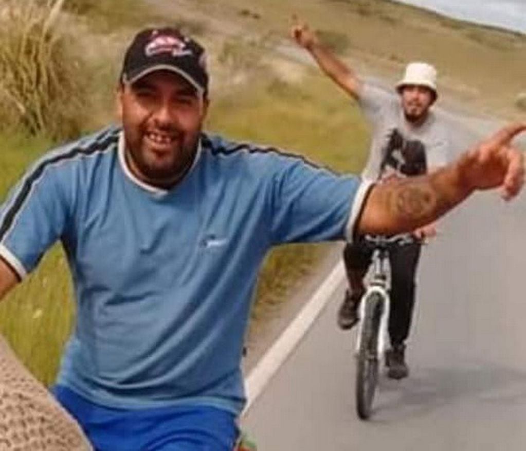 El medio de transporte de Alejandro Ochoa era una bicicleta.