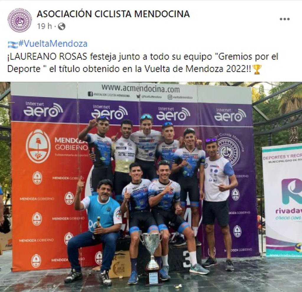 Laureano Rosas festeja junto a su equipo.