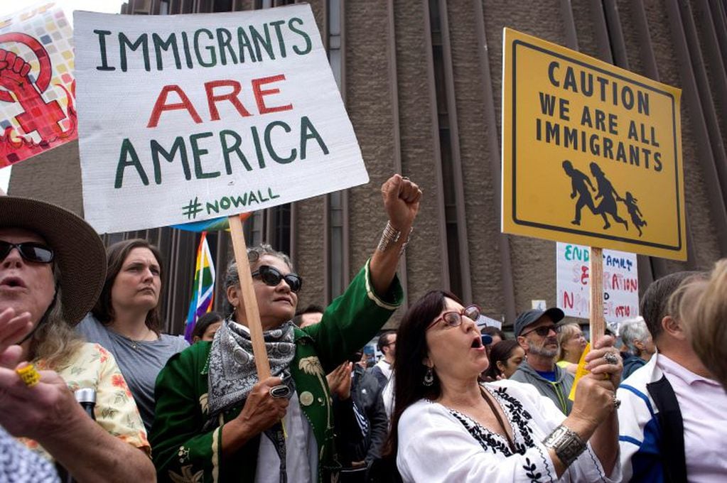 En San Diego los ciudadanos estadounidenses marcharon en repudio a la separación de familias migrantes (EFE/EPA)