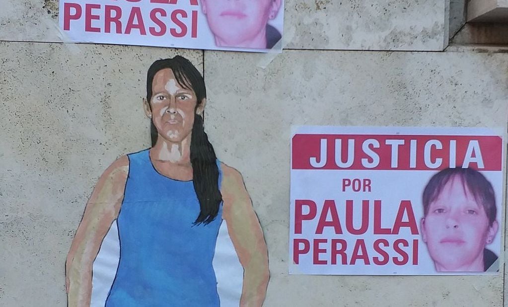 La Multisectorial Justicia por Paula Perassi pegó afiches y dibujos de la víctima en los Tribunales Provinciales de Rosario. (@anytramontini)