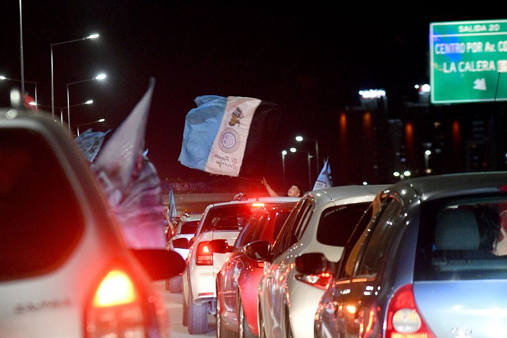 Cae la noche y continúa la impresionante caravana de Belgrano en la Circunvalación a la altura de El Tropezón. (Pedro Castillo / La Voz)