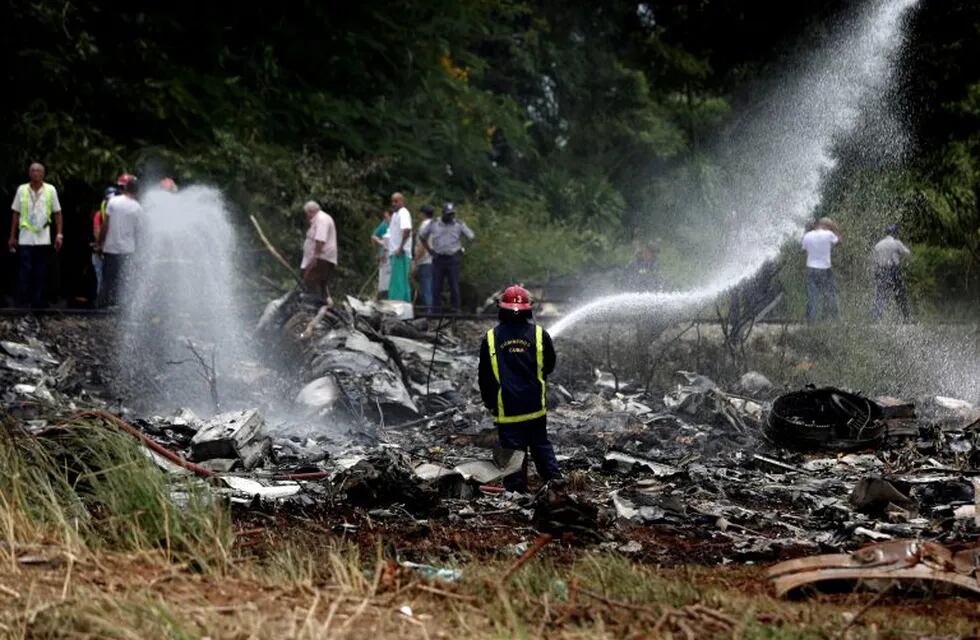 Los bomberos en pleno trabajo sobre el avión