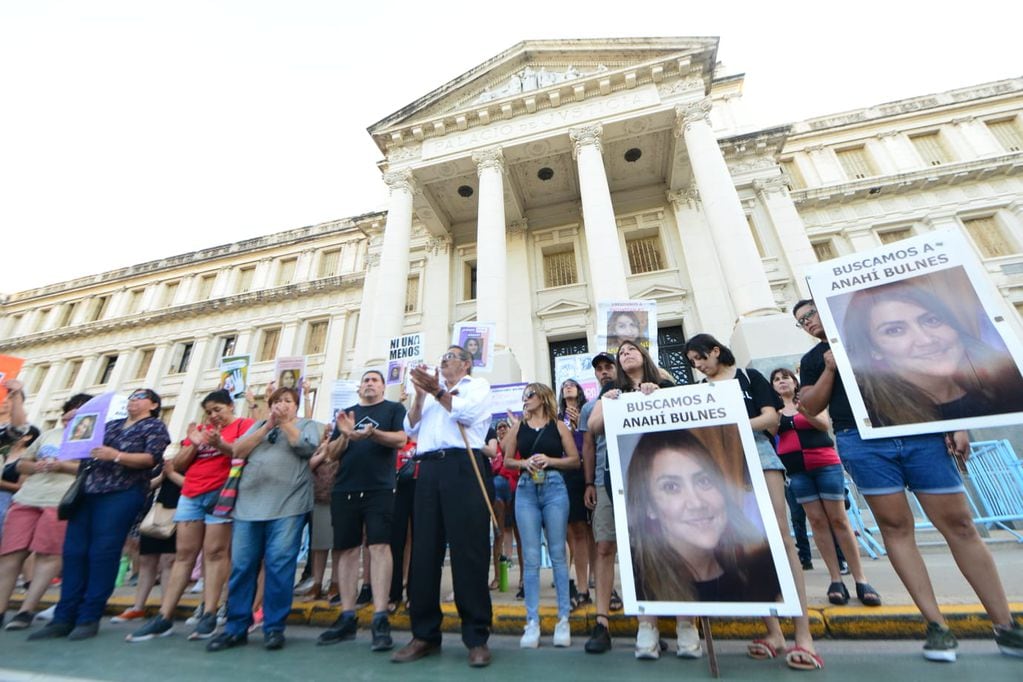 Familiares y amigos se concentraron frente a Tribunales para exigir la aparición con vida de la docente.