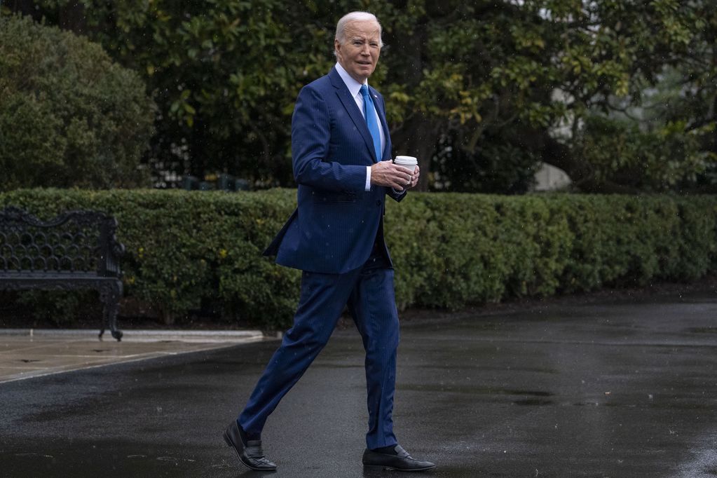 El presidente estadounidense Joe Biden sale de la Casa Blanca en Washington, el miércoles 28 de febrero de 2024.