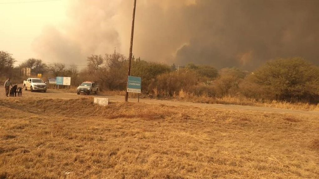 El avance del fuego al norte de Punilla. (Foto: Municipalidad de Capilla del Monte).