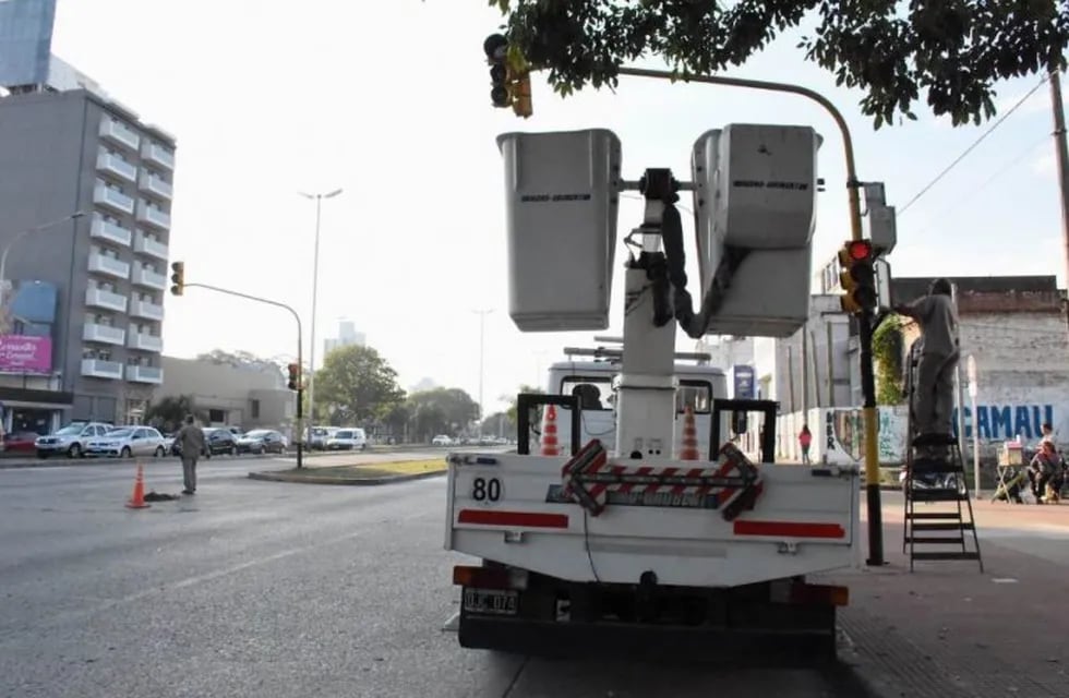 La Municipalidad de Corrientes realiza trabajos de refuncionalización de semáforos. (Foto: @municorrientes)