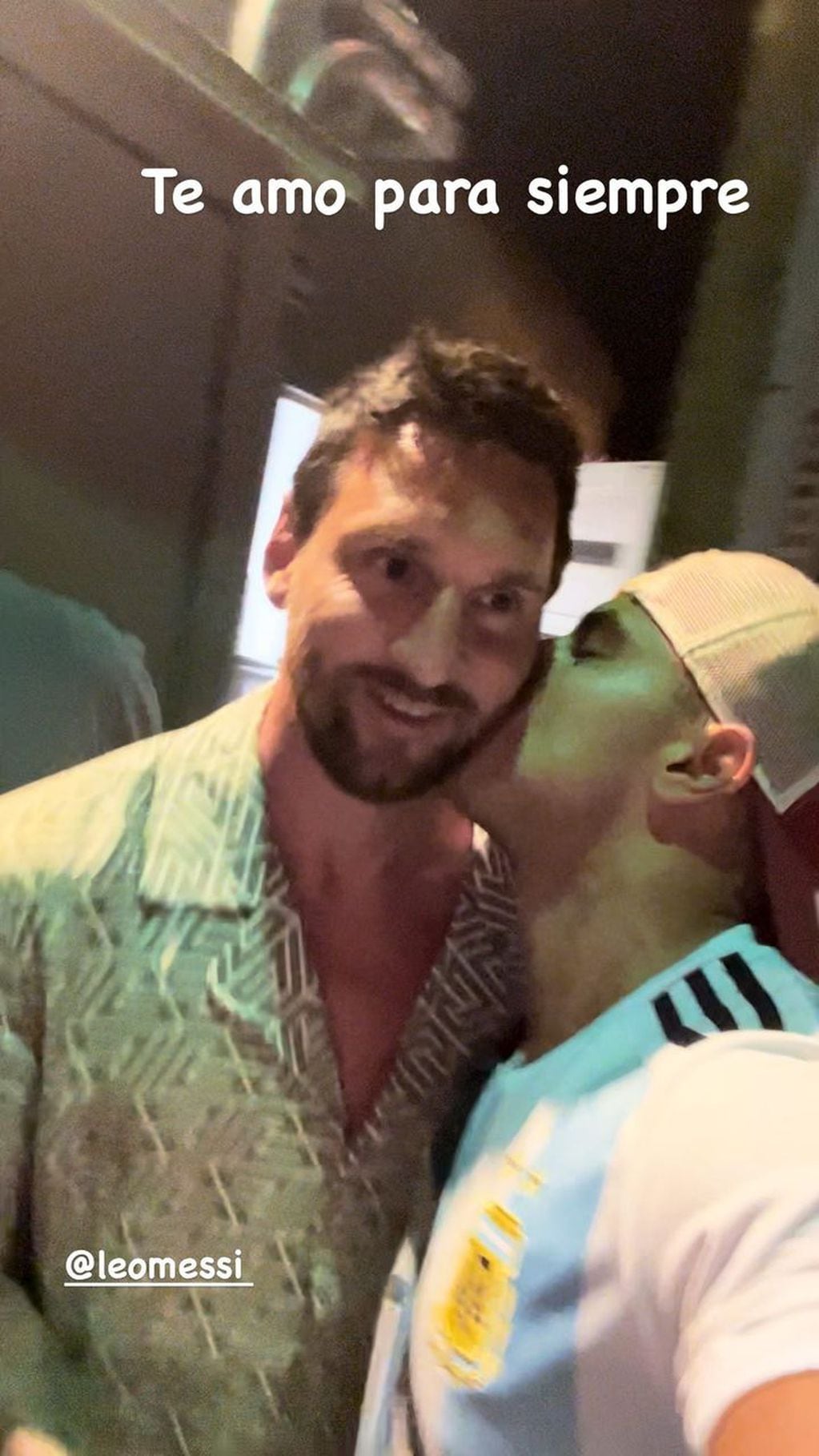 Juan Pablo Fernández le dio un beso en la mejilla a Lionel Messi mientras se iba de un restaurante de Miami.