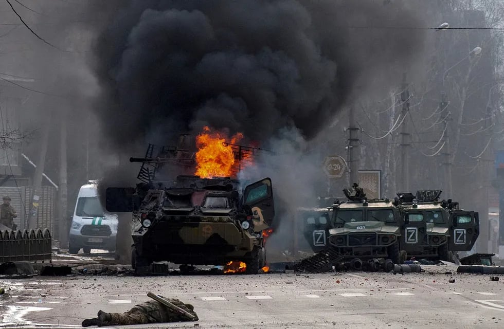 Un vehículo blindado de transporte de personal ruso arde en medio de vehículos utilitarios dañados y abandonados después de los combates en Kharkiv. (AP /Marienko Andrew)