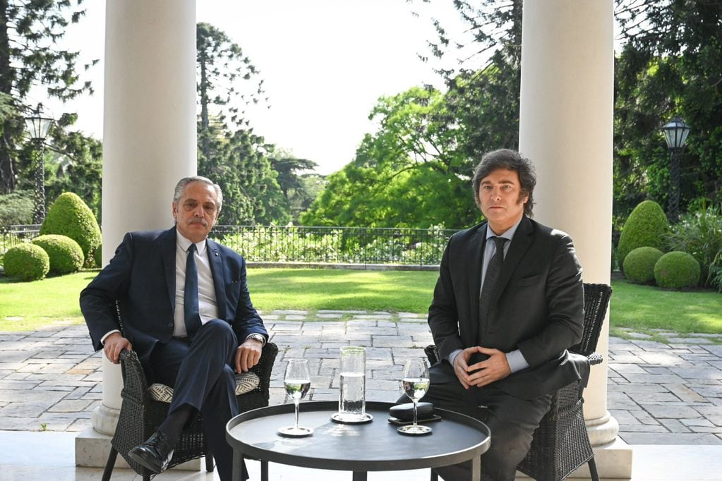 Alberto Fernández y Javier Milei en la primera foto de transición presidencial. Foto: Presidencia