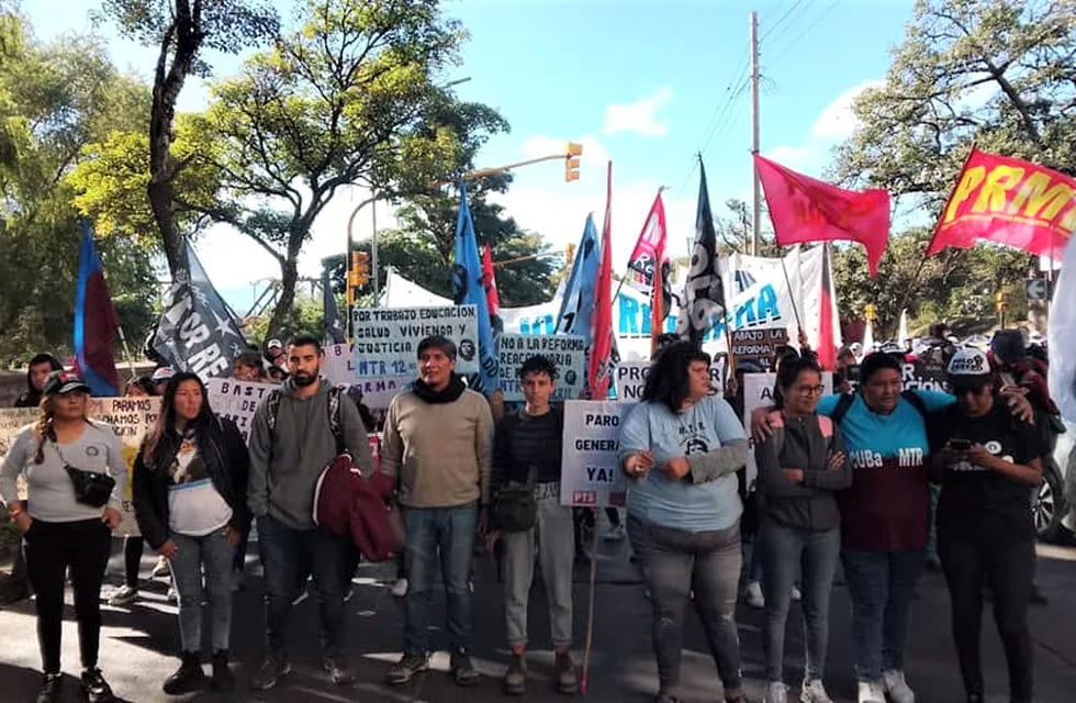 Los convencionales Sebastián Copello, Alejandro Vilca y Natalia Morales del Frente de Izquierda, encabezaron este jueves la marcha contra la reforma constitucional, en Jujuy.