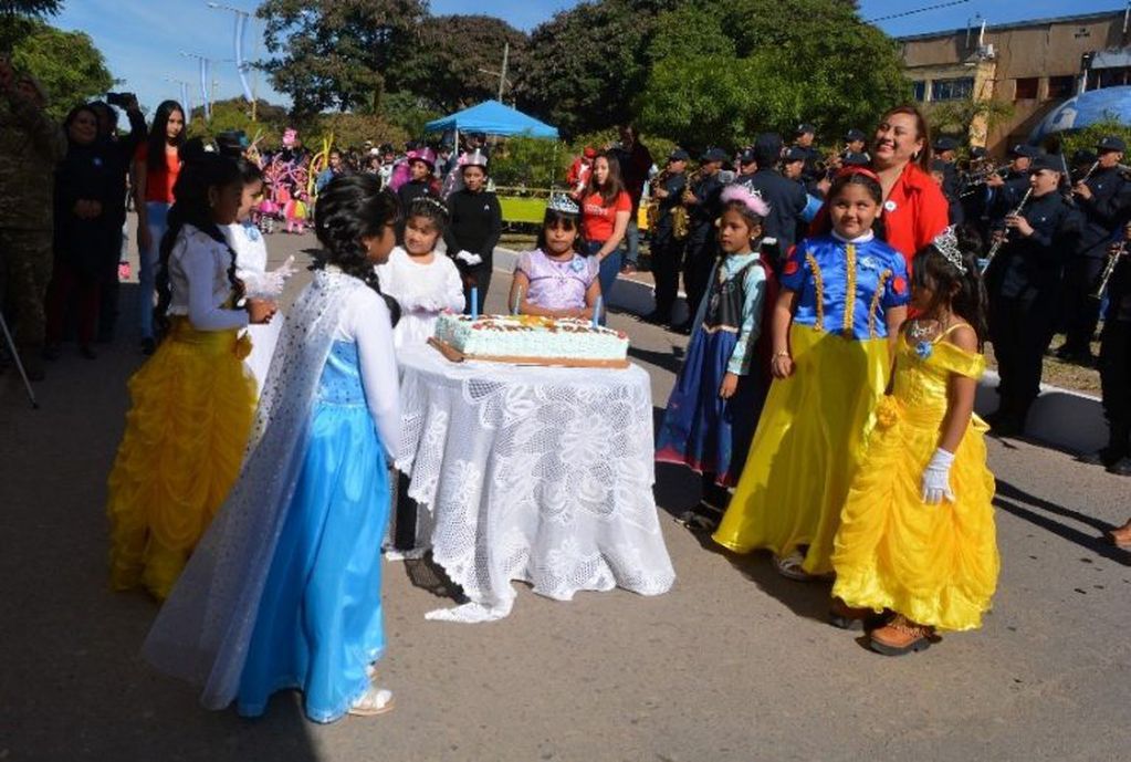 Simpáticas "damas antiguas" prsentaron la tradicional torta de cumpleaños de la ciudad, previo al inicio del desfile sobre la avenida República Siria.
