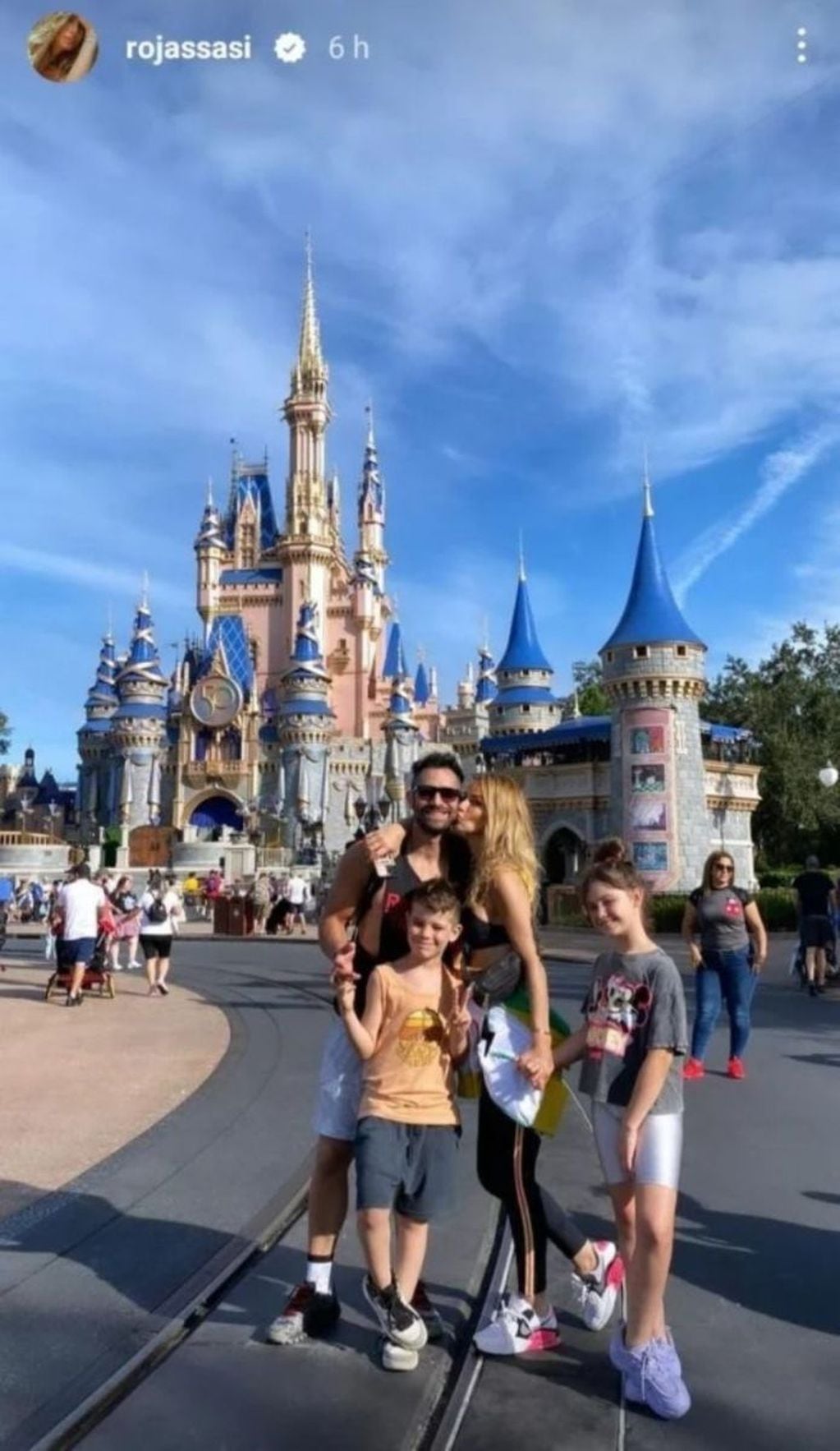 Sabrina Rojas con su familia en Magic Kingdom. Foto: Web.