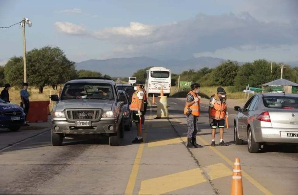 Controles vehiculares en los accesos a la ciudad de Cruz del Eje. (Foto: Facebook / Municipalidad de Cruz del Eje).
