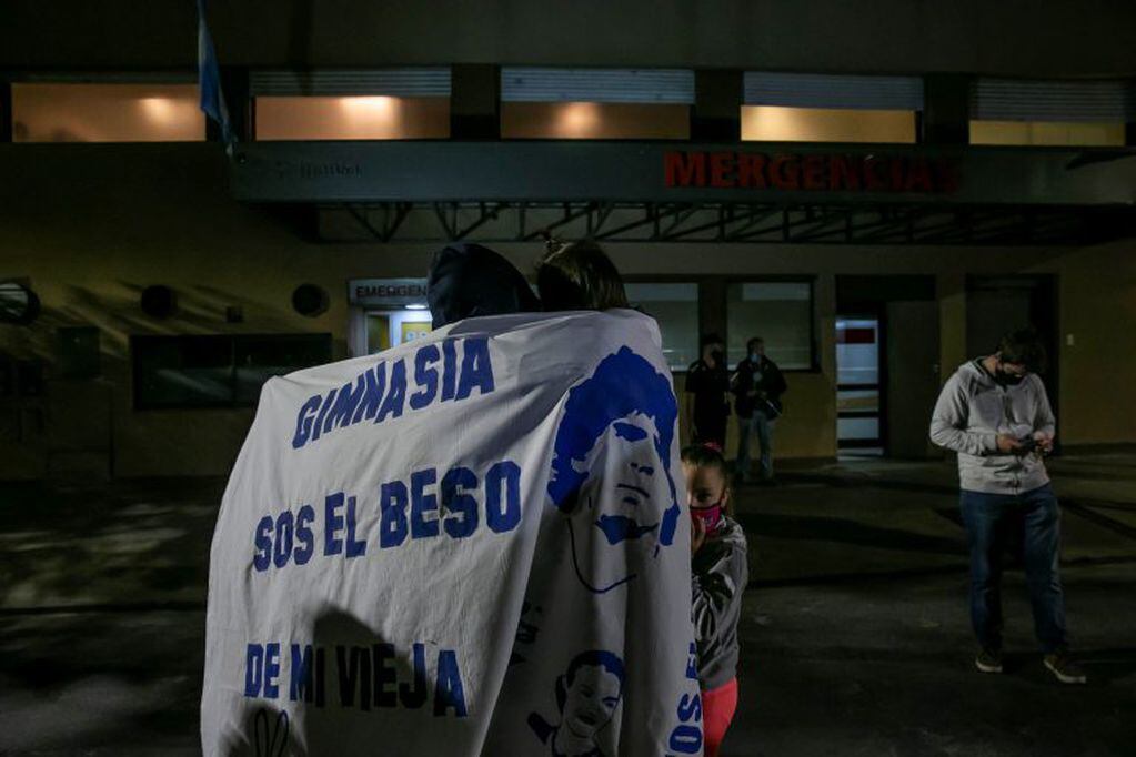 Seguidores del "Lobo" vienen acompañando a Diego desde que fue internado en Ipensa para un chequeo. EFE/Demian Alday Estévez