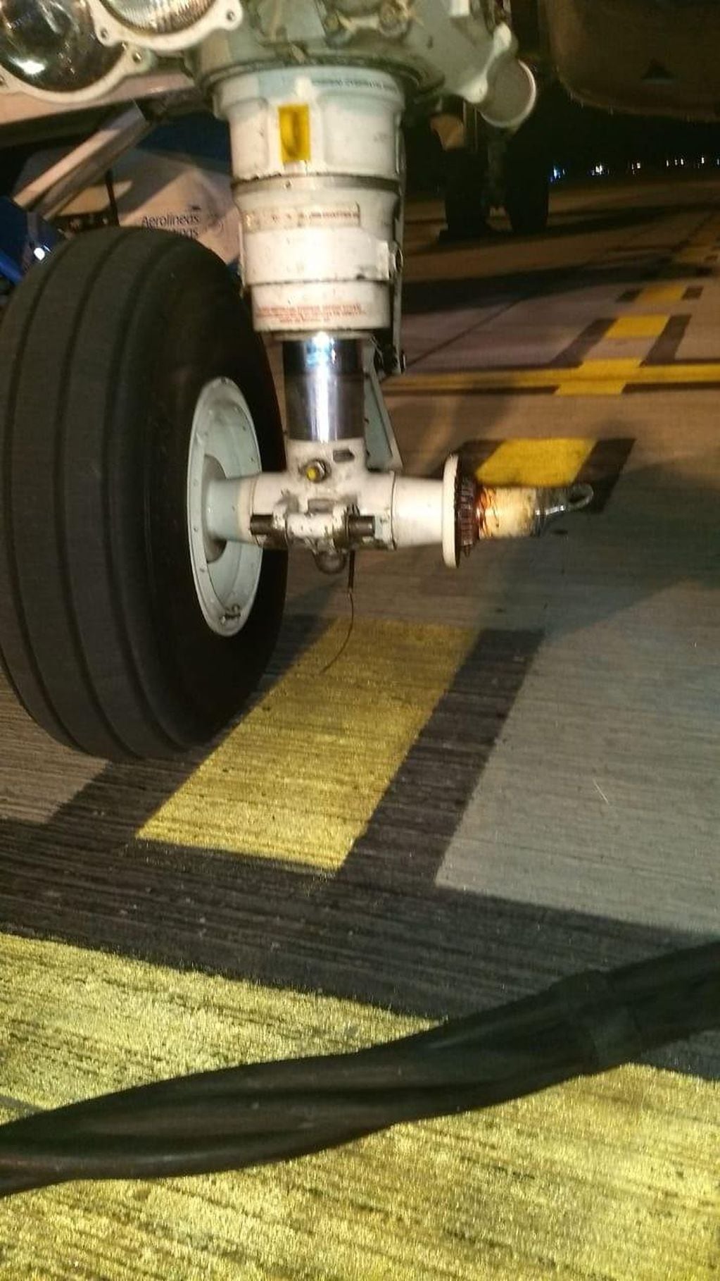 avión de Austral perdió una rueda del tren de aterrizaje cuando arribó a Rosario. (@isaiasmajul)