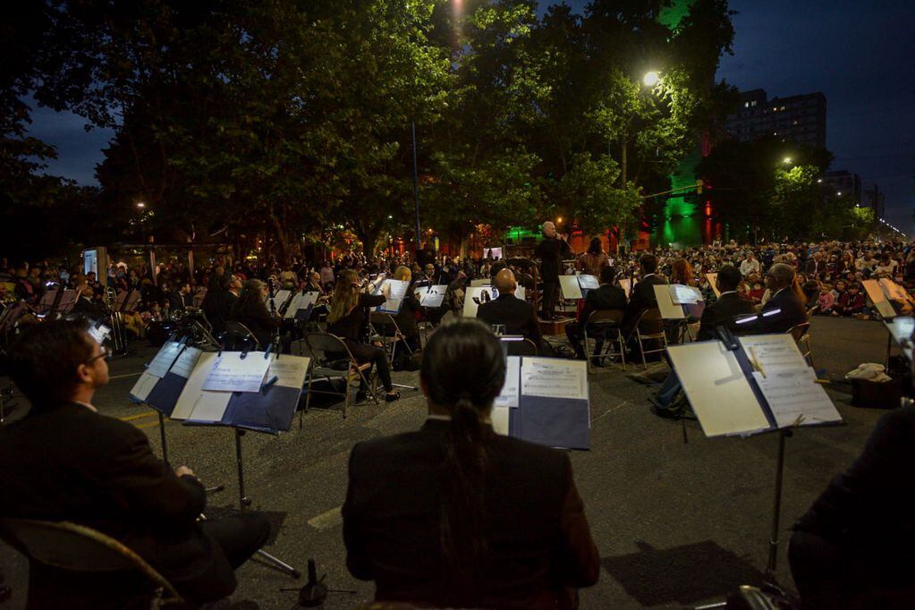 La Banda Sinfónica Municipal interpretó un repertorio que fue muy celebrado por el numeroso público que se acercó al evento.