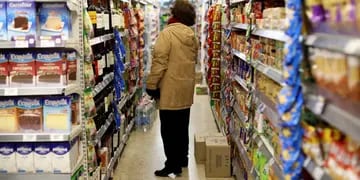 Consumo. Las ventas en los supermercados profundizaron su caída en la segunda quincena de este mes, tras la suba del tipo de cambio. (AP)