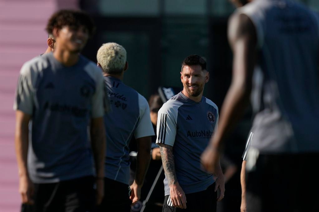 Lionel Messi (centro) durante un entrenamiento del Inter Miami, el martes 18 de julio de 2023, en Fort Lauderdale, Florida. (AP Foto/Rebecca Blackwell)