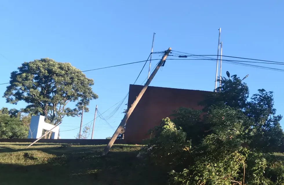 Postes caídos sobre una plaza en San Pedro.